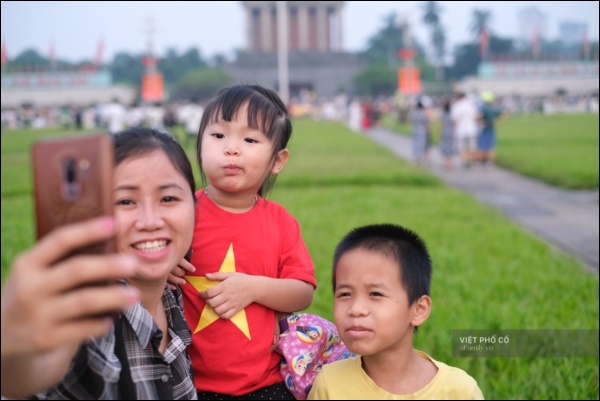 Đường phố rợp sắc đỏ Quốc kỳ, người dân thư thả đón Quốc khánh trong lòng một Hà Nội khác lạ-3