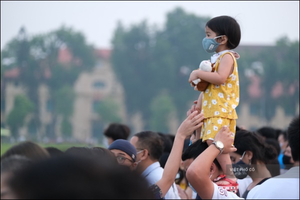 Đường phố rợp sắc đỏ Quốc kỳ, người dân thư thả đón Quốc khánh trong lòng một Hà Nội khác lạ-4