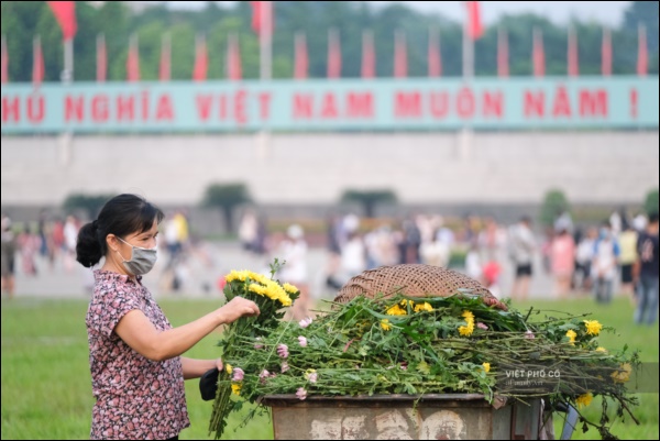 Đường phố rợp sắc đỏ Quốc kỳ, người dân thư thả đón Quốc khánh trong lòng một Hà Nội khác lạ-5