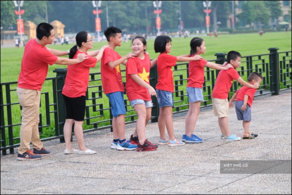 Đường phố rợp sắc đỏ Quốc kỳ, người dân thư thả đón Quốc khánh trong lòng một Hà Nội khác lạ-6