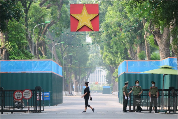 Đường phố rợp sắc đỏ Quốc kỳ, người dân thư thả đón Quốc khánh trong lòng một Hà Nội khác lạ-7
