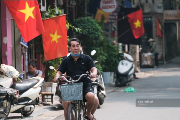 Đường phố rợp sắc đỏ Quốc kỳ, người dân thư thả đón Quốc khánh trong lòng một Hà Nội khác lạ-8
