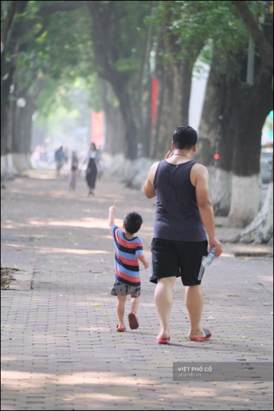 Đường phố rợp sắc đỏ Quốc kỳ, người dân thư thả đón Quốc khánh trong lòng một Hà Nội khác lạ-9