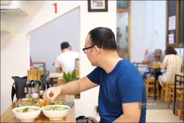 Đường phố rợp sắc đỏ Quốc kỳ, người dân thư thả đón Quốc khánh trong lòng một Hà Nội khác lạ-11