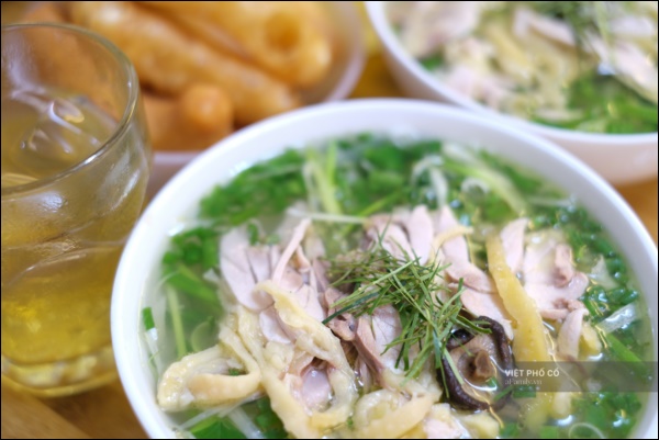 Đường phố rợp sắc đỏ Quốc kỳ, người dân thư thả đón Quốc khánh trong lòng một Hà Nội khác lạ-12