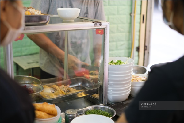 Đường phố rợp sắc đỏ Quốc kỳ, người dân thư thả đón Quốc khánh trong lòng một Hà Nội khác lạ-13