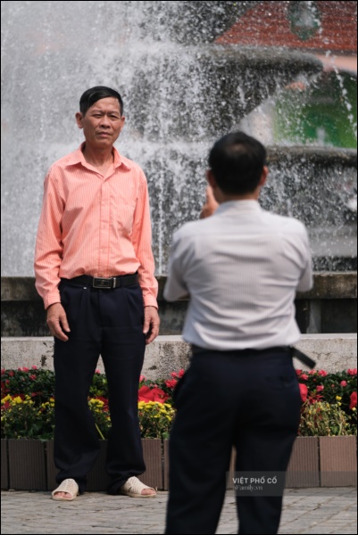 Đường phố rợp sắc đỏ Quốc kỳ, người dân thư thả đón Quốc khánh trong lòng một Hà Nội khác lạ-17