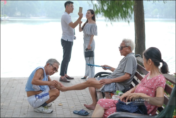 Đường phố rợp sắc đỏ Quốc kỳ, người dân thư thả đón Quốc khánh trong lòng một Hà Nội khác lạ-18