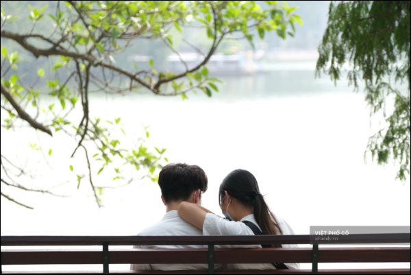 Đường phố rợp sắc đỏ Quốc kỳ, người dân thư thả đón Quốc khánh trong lòng một Hà Nội khác lạ-21