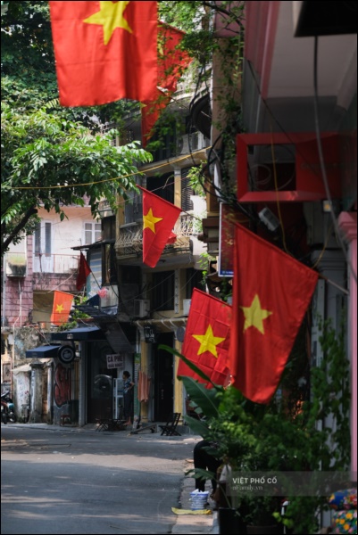 Đường phố rợp sắc đỏ Quốc kỳ, người dân thư thả đón Quốc khánh trong lòng một Hà Nội khác lạ-22