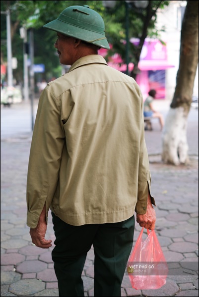 Đường phố rợp sắc đỏ Quốc kỳ, người dân thư thả đón Quốc khánh trong lòng một Hà Nội khác lạ-23