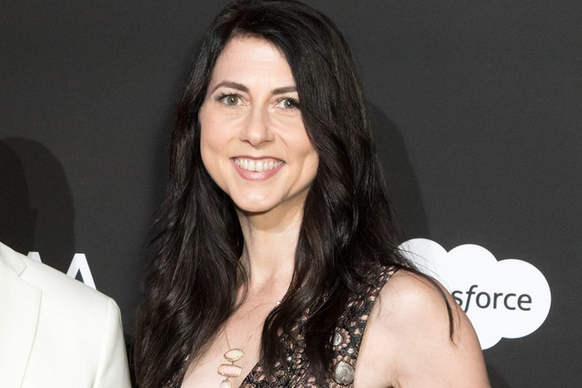 Sau 1 năm ly hôn, vợ cũ tỷ phú Amazon chính thức trở thành người phụ nữ giàu nhất thế giới, đáng chú ý là tình trạng của kẻ thứ 3-1