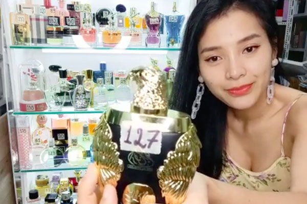 Phương Trinh Jolie diện quần tất giấy mỏng tang chụp hình phản cảm-8