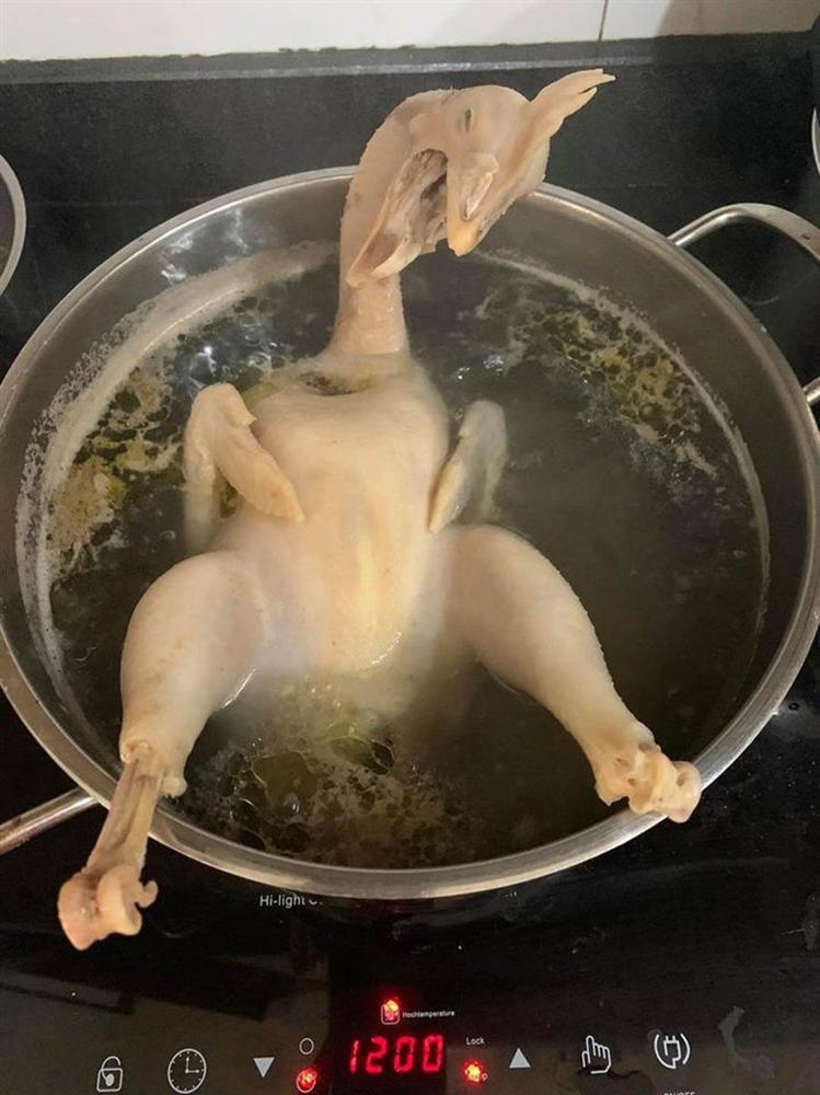 Làm cỗ cúng Rằm tháng 7, con dâu khiến nhà chồng đứng hình bởi luộc gà không biết mẹo này!-2