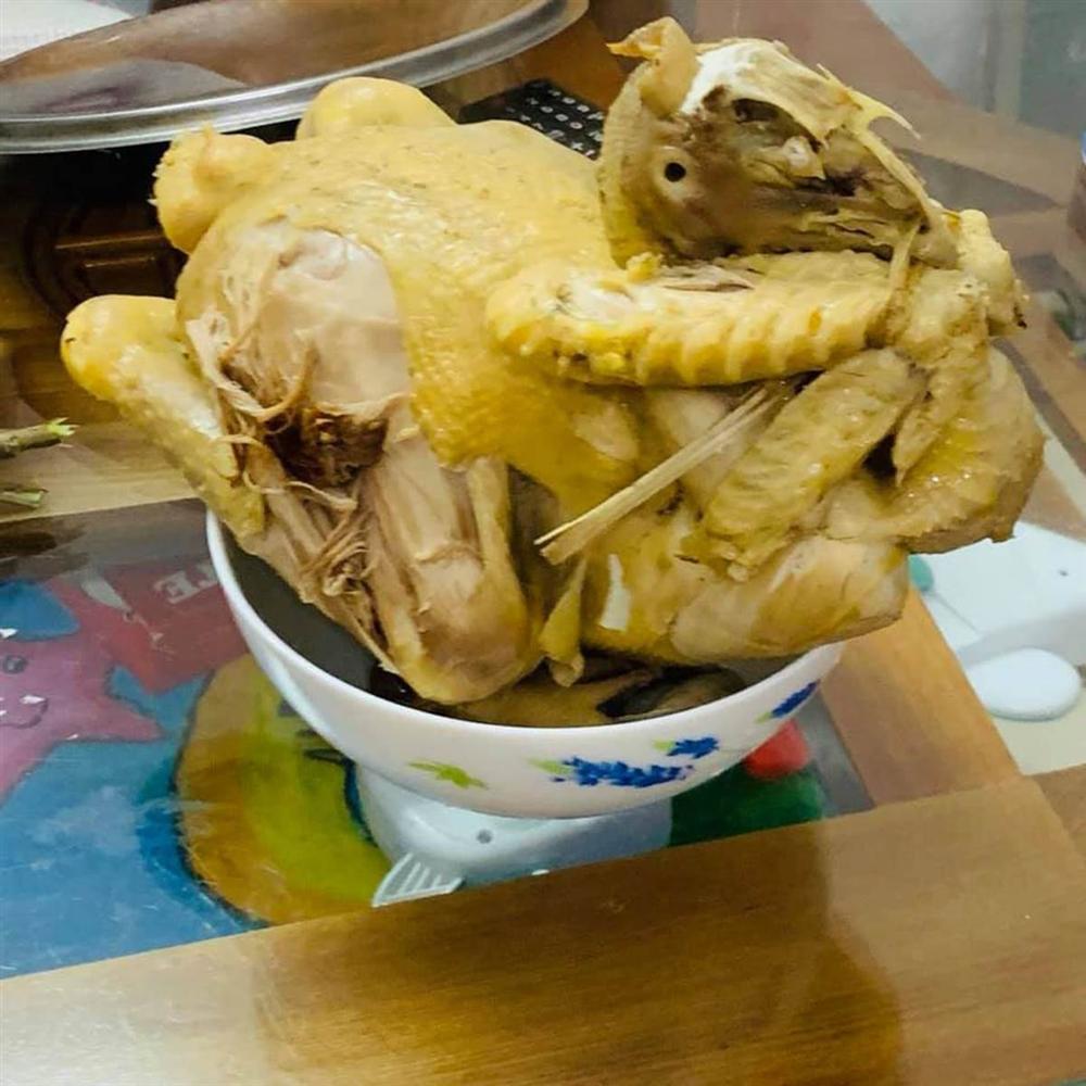Làm cỗ cúng Rằm tháng 7, con dâu khiến nhà chồng đứng hình bởi luộc gà không biết mẹo này!-4