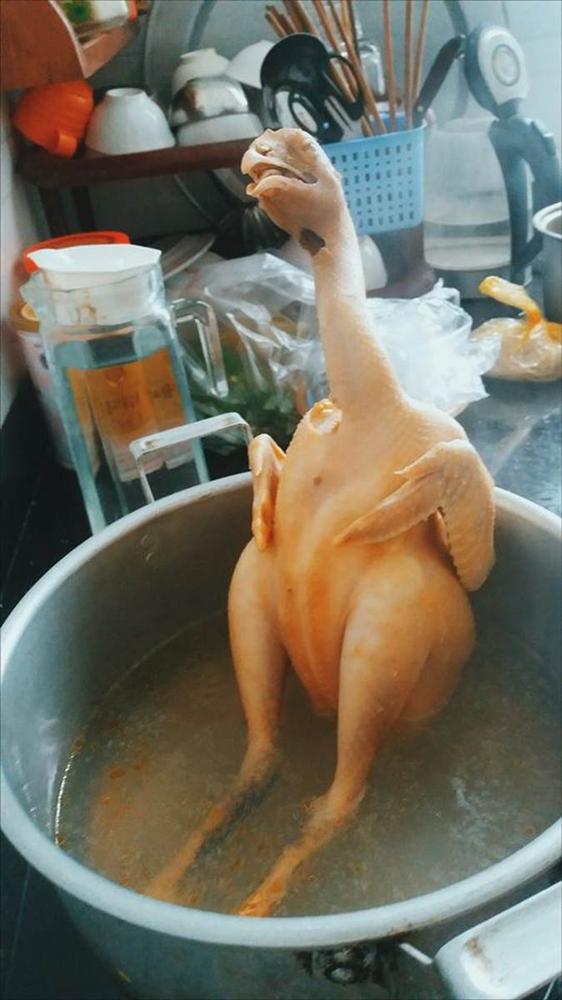 Làm cỗ cúng Rằm tháng 7, con dâu khiến nhà chồng đứng hình bởi luộc gà không biết mẹo này!-5