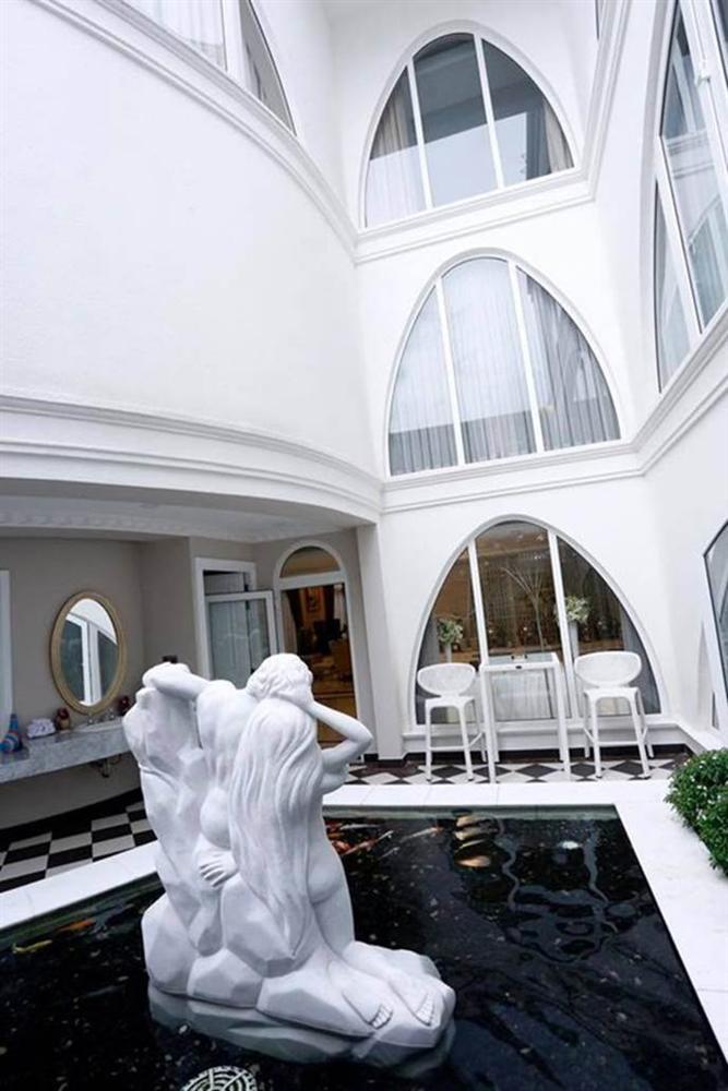 Cuộc sống siêu giàu của hoa hậu giữ vương miện suốt 28 năm-3