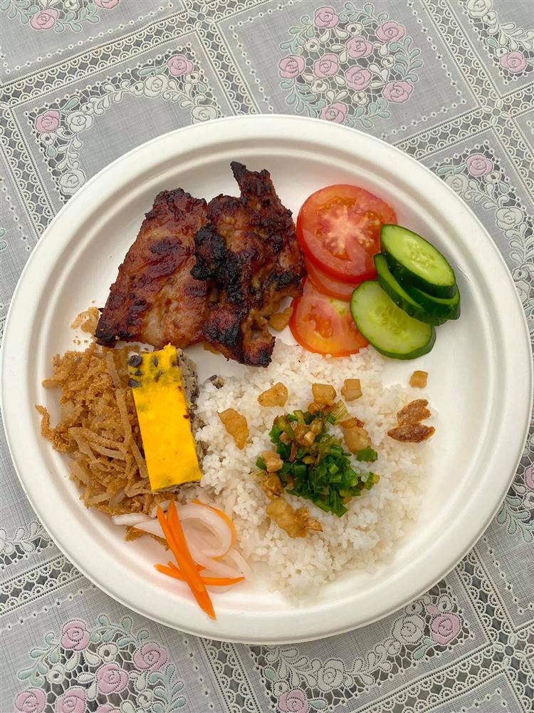 Ngày lễ Tăng Thanh Hà làm cơm tấm sườn nướng, chồng thiếu gia xuýt xoa khen ngon-4