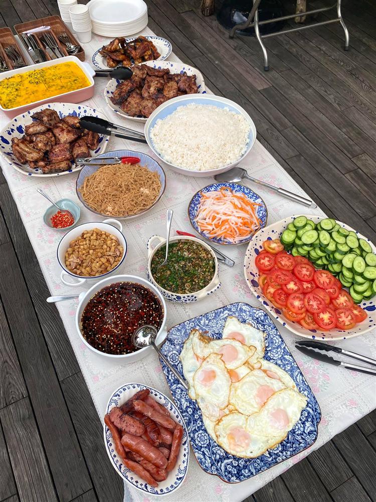 Ngày lễ Tăng Thanh Hà làm cơm tấm sườn nướng, chồng thiếu gia xuýt xoa khen ngon-2