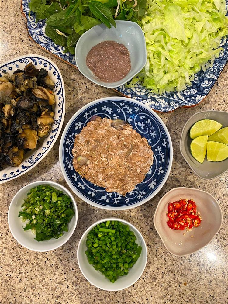 Ngày lễ Tăng Thanh Hà làm cơm tấm sườn nướng, chồng thiếu gia xuýt xoa khen ngon-8