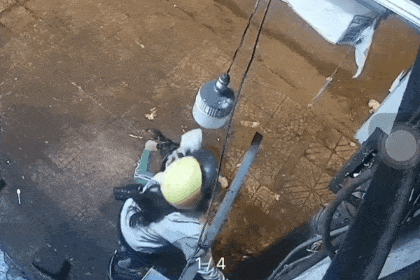 Hai cô gái lúi húi làm việc xấu trước cửa nhà dân, không ngờ camera ghi rõ từng chi tiết
