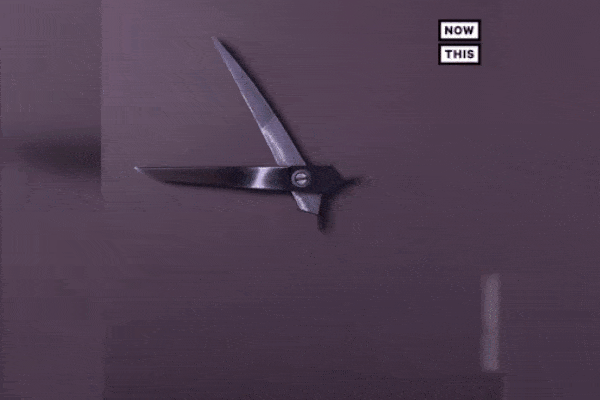 Hình ảnh người phụ nữ đi lại trên cánh máy bay-1