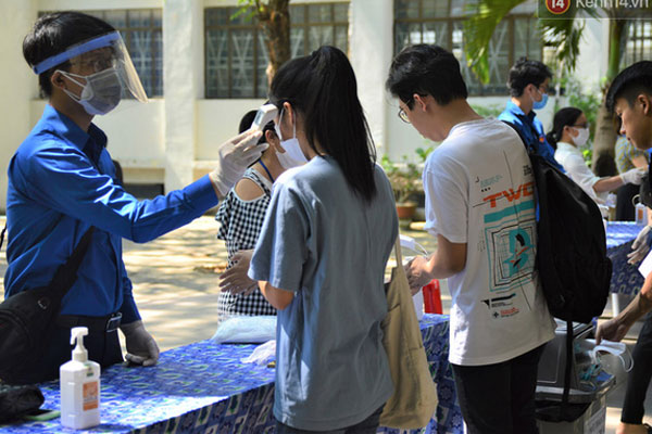 Điểm thi tốt nghiệp THPT có 1 không 2”: Giám thị mặc đồ bảo hộ, coi thi xong phải tự cách ly, bài thi sẽ được khử khuẩn-20