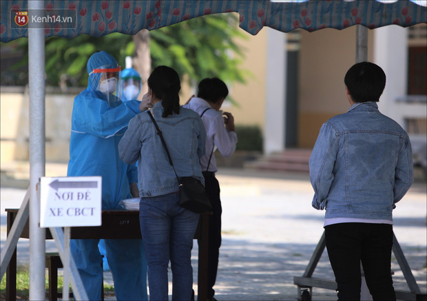 Điểm thi tốt nghiệp THPT có 1 không 2”: Giám thị mặc đồ bảo hộ, coi thi xong phải tự cách ly, bài thi sẽ được khử khuẩn-16