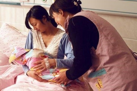 Nghe lời mẹ chồng tôi giả mang bầu cho chồng vui, đến 9 tháng 10 ngày sau bà bế đứa bé giống hệt anh về và sự thật kinh động phía sau