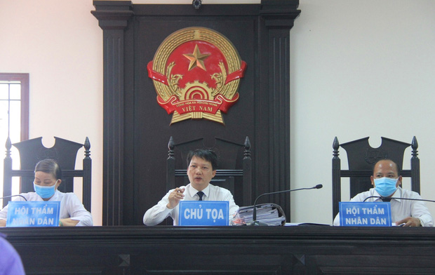 Vụ thai phụ 18 tuổi bị bắt cóc, tra tấn đến mất con: Bị cáo sinh năm 2000 khai dùng chân đá vào bụng bầu, quăng pháo vào nạn nhân-1