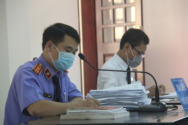 Vụ thai phụ 18 tuổi bị bắt cóc, tra tấn đến mất con: Bị cáo sinh năm 2000 khai dùng chân đá vào bụng bầu, quăng pháo vào nạn nhân-2