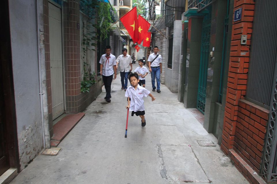 Chú lính chì Thiện Nhân mới ngày nào vào lớp 1 mà giờ đã cao lớn bất ngờ, suy nghĩ thì chững chạc như ông cụ non-1