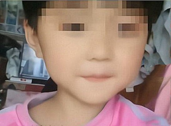 Con gái 5 tuổi mất tích rồi tự trở về nhà trong tình trạng đau đớn, bố lập tức đưa đến bệnh viện khi nhìn thấy vết máu trên quần con-2