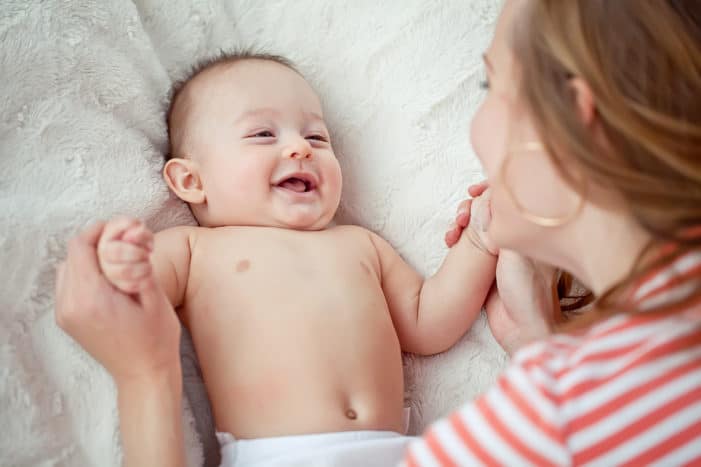 Trẻ sơ sinh rất dễ thiếu Vitamin D, mẹ cần nắm được dấu hiệu thiếu hụt và cách bổ sung Vitamin D cho con luôn dẻo dai, khỏe mạnh-1
