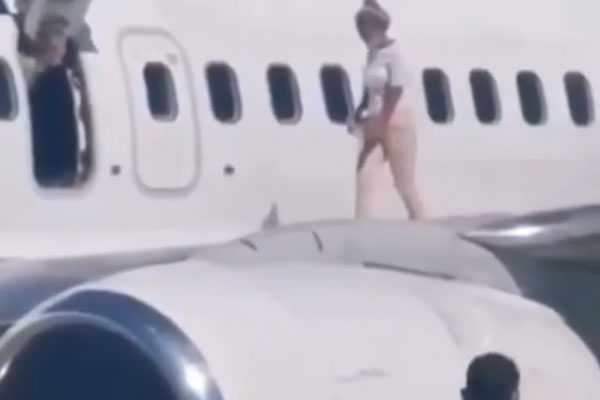 Va vào máy bay chập điện, chiếc xe chở đồ uống bỗng xoay tròn dù không có người lái, nhân viên sân bay đã phải làm một việc không tưởng để dừng nó lại-1