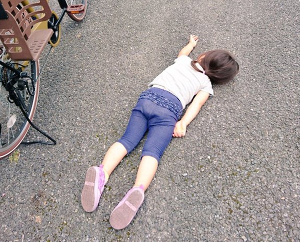 Xót xa bức ảnh bé gái nằm sõng soài trên đường nhưng câu chuyện thật đằng sau lại khiến bao người thay đổi thái độ-1