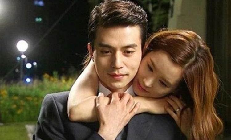 Bước chân ra khỏi nhà nghỉ, tôi chua chát khi chồng và mẹ chồng xúm xít lại hỏi thăm-1