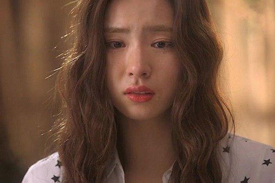 Bước chân ra khỏi nhà nghỉ, tôi chua chát khi chồng và mẹ chồng xúm xít lại hỏi thăm