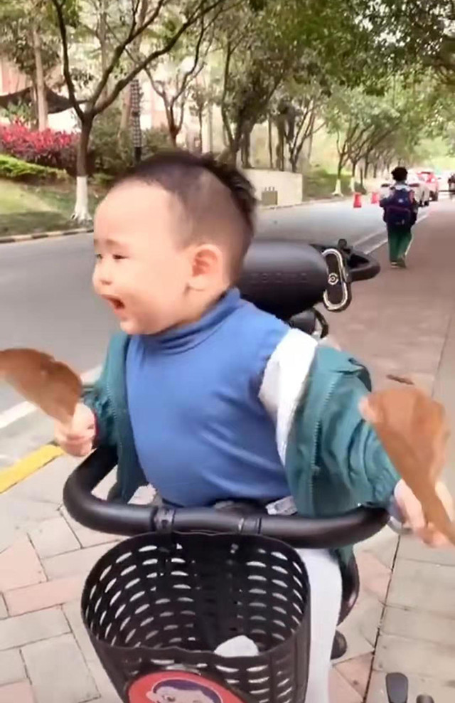 Đang đi dạo trên đường thì bắt gặp 1 cô bé xinh đẹp, phản ứng của bé trai khiến mẹ bò lăn ra cười-2