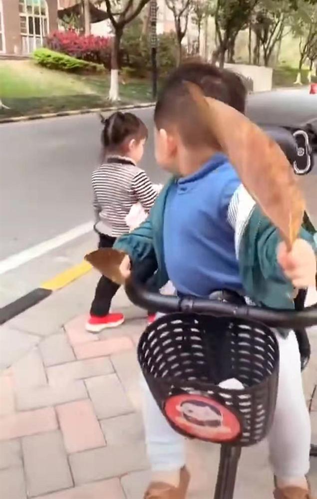 Đang đi dạo trên đường thì bắt gặp 1 cô bé xinh đẹp, phản ứng của bé trai khiến mẹ bò lăn ra cười-3