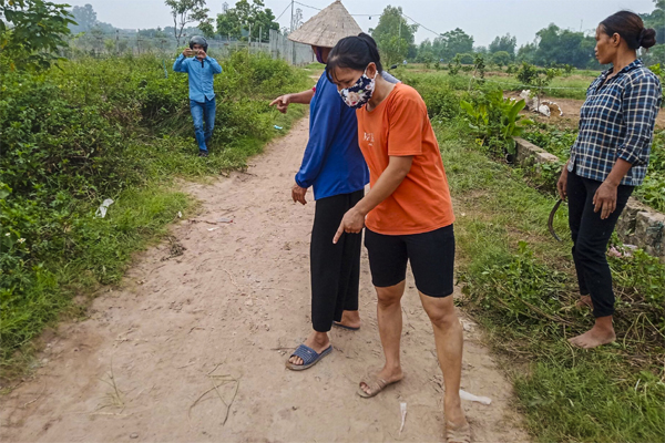 Chồng điên cuồng khi thấy vợ nằm giường bấm điện thoại-2