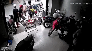 Clip nhóm cô hồn sống lật đổ bàn cúng của gia chủ khiến nhiều người bức xúc-1