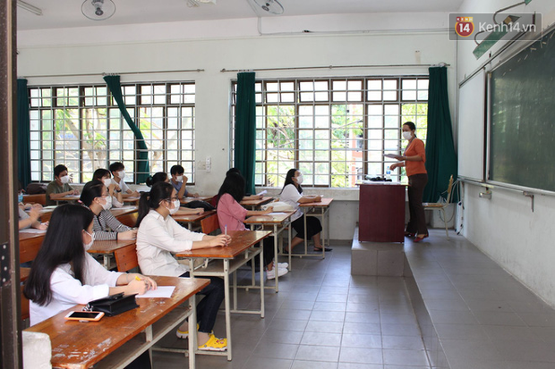 Ngày thi thứ 2 kỳ thi tốt nghiệp THPT đợt 2: Thí sinh tiếp tục thi môn tổ hợp-11