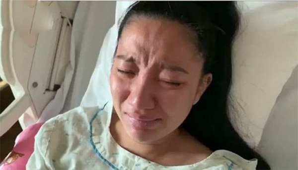 Con vừa sinh 1 ngày, vợ Lê Dương Bảo Lâm da xanh môi nhợt nhạt ôm mặt khóc nức nở-1