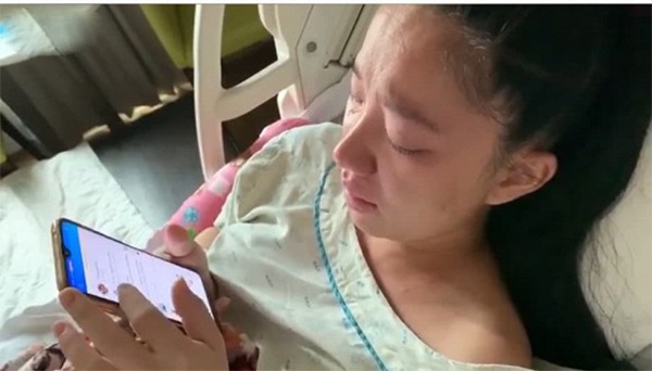 Con vừa sinh 1 ngày, vợ Lê Dương Bảo Lâm da xanh môi nhợt nhạt ôm mặt khóc nức nở-4