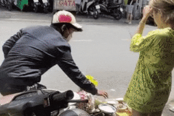 Cô hồn sống bê con heo quay hớt hải bỏ chạy nhưng gia chủ có tâm vẫn cầm bịch nilon gọi với theo: Nước chấm này heo ơi!-1