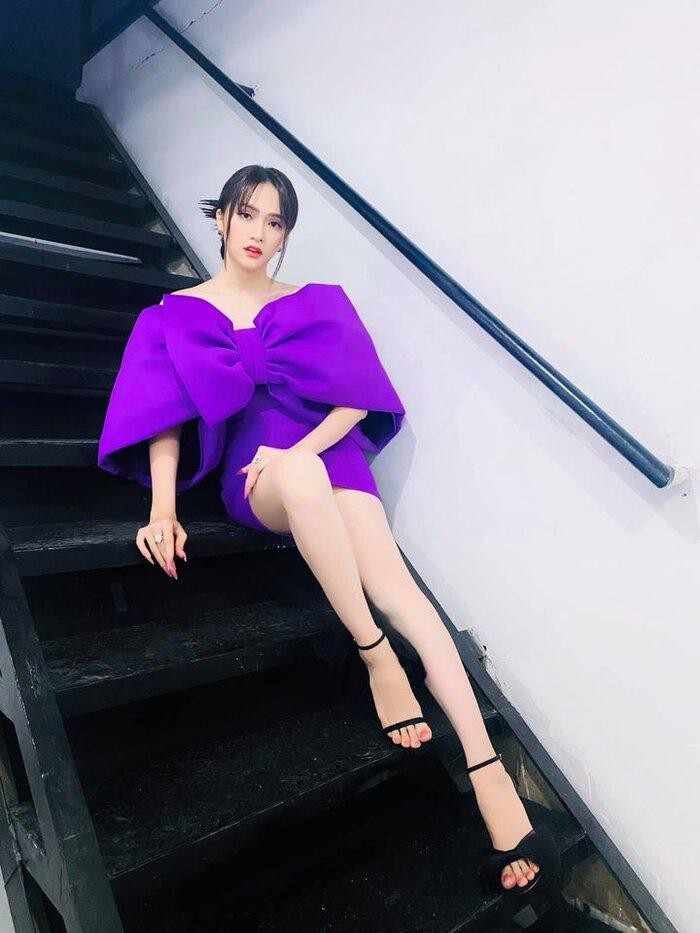 Hương Giang hóa món quà tím lịm với đầm nơ siêu to khổng lồ-3