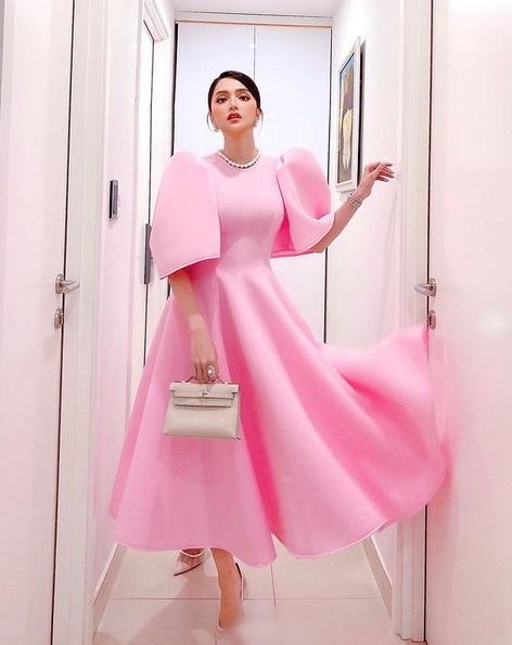 Hương Giang hóa món quà tím lịm với đầm nơ siêu to khổng lồ-7