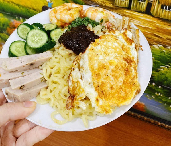 Nàng trợ lý trẻ đẹp khoe cơm độc thân chỉ 70k/bữa siêu ngon, hội không ăn hành bỗng lên tiếng-13