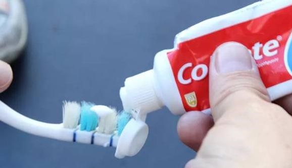 Mẹo làm sạch giày bị ố vàng đơn giản mà hiệu quả chỉ với một bát nước-1